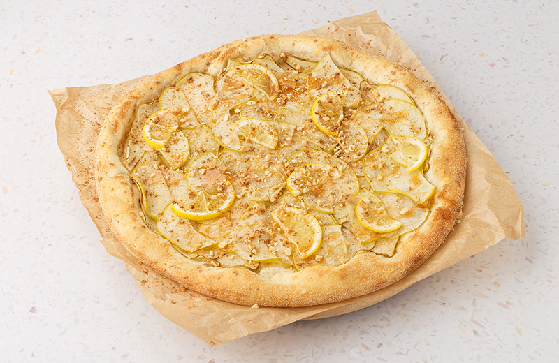 Фруктовая пицца с лимоном, пряным мёдом и корицей