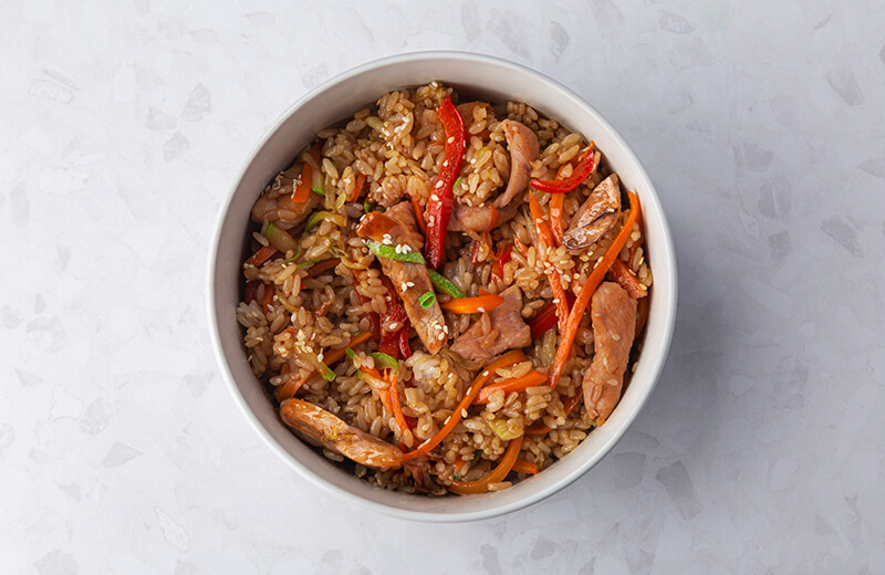 Рис со свининой, овощами и соусом терияки