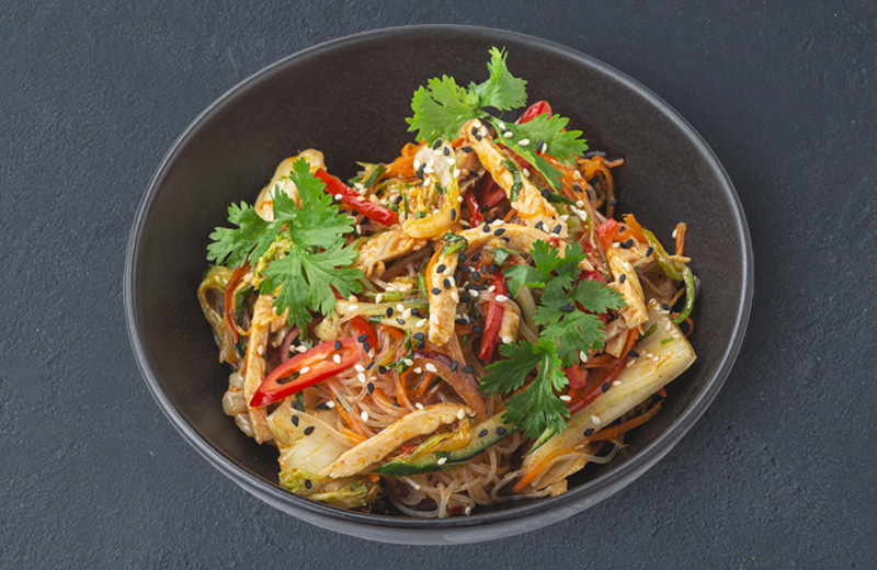 Салат с фунчозой, капустой кимчи и морковью по-корейски